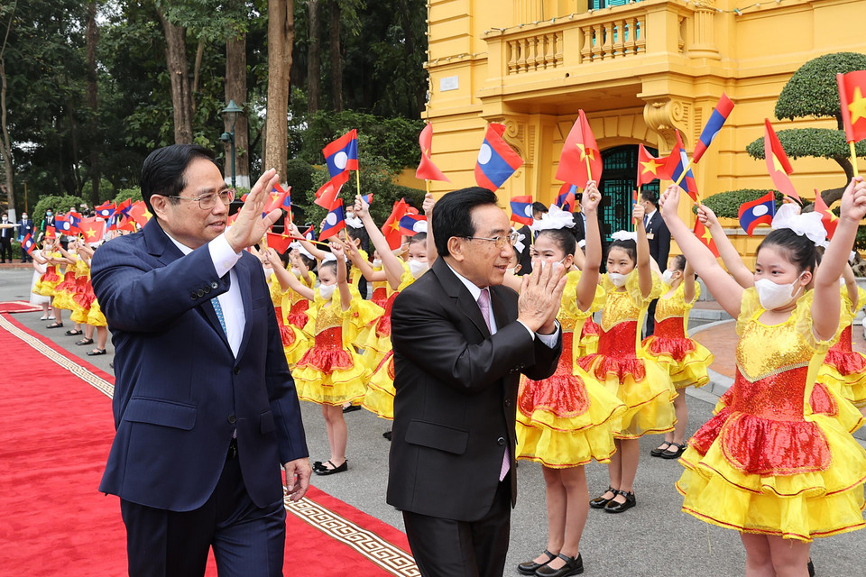 Các cháu thiếu nhi đón chào Thủ tướng Phạm Minh Chính và Thủ tướng Lào Phankham Viphavanh. (Ảnh: Dương Giang/TXVN)
