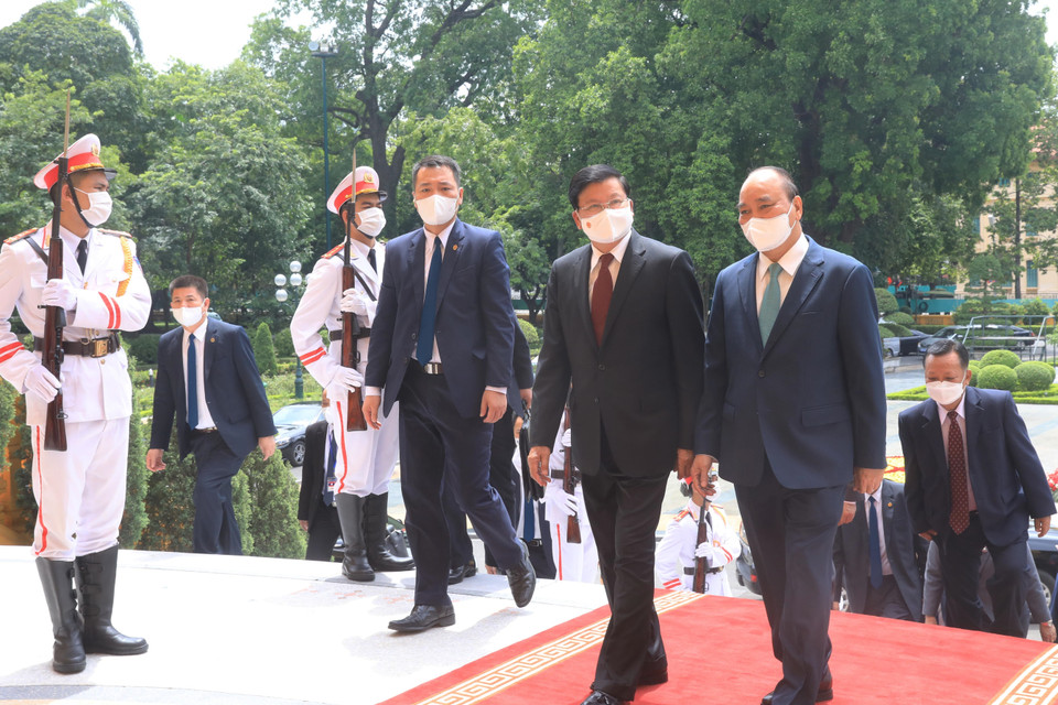 Chủ tịch nước Nguyễn Xuân Phúc đón Tổng Bí thư, Chủ tịch nước Lào Thongloun Sisoulith. (Ảnh: Lâm Khánh/TTXVN)