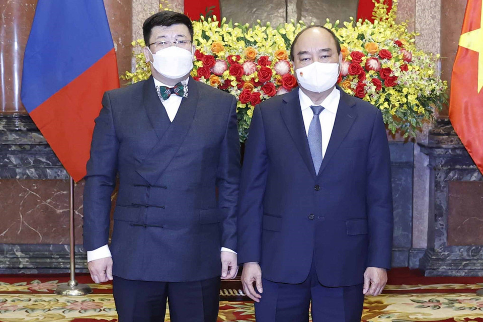 Chủ tịch nước Nguyễn Xuân Phúc và Đại sứ Đặc mệnh toàn quyền Cộng hòa Nhân dân Mông Cổ Jigjee Sereejav. (Ảnh: Thống Nhất/TTXVN)