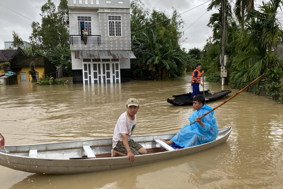 Người dân huyện Tuy Phước (Bình Định) di chuyển bằng ghe thuyền. (Ảnh: Tường Quân/TTXVN)