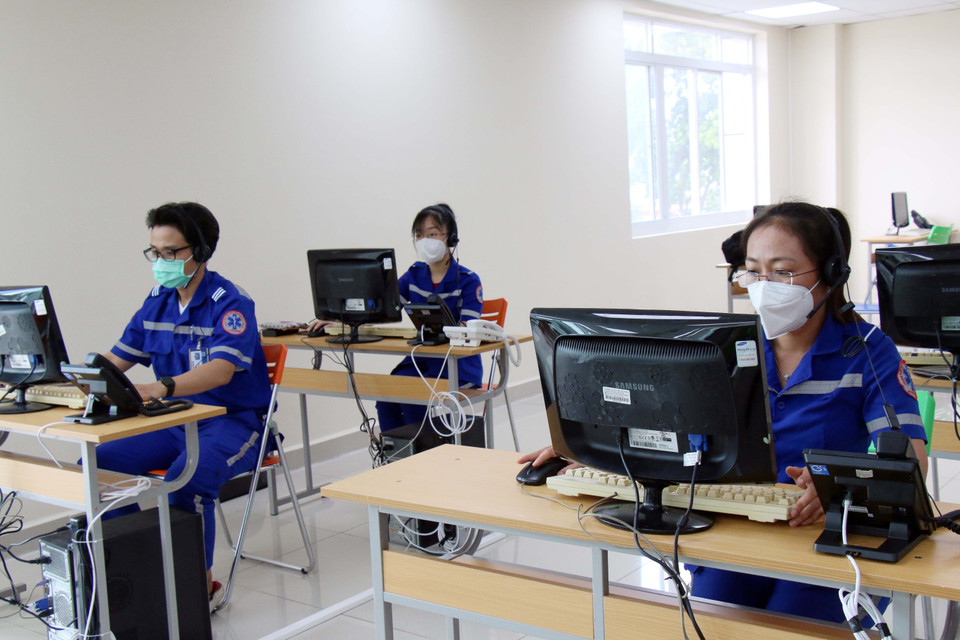 Nhân viên điều phối cấp cứu Tổng đài cấp cứu 115 đặt tại Công viên phần mềm Quang Trung. (Ảnh: Tiến Lực/TTXVN)