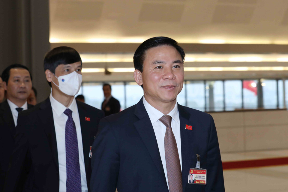 Các đại biểu đoàn Đảng bộ tỉnh Thanh Hóa đến dự phiên họp sáng 30/1. (Ảnh: TTXVN)