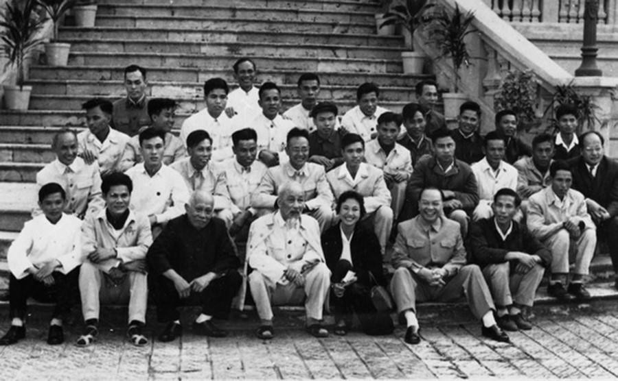 Chủ tịch Hồ Chí Minh, Phó Chủ tịch Tôn Đức Thắng, Chủ tịch Ủy ban Thường vụ Quốc hội Trường Chinh chụp ảnh lưu niệm với các phóng viên Thông tấn, báo chí phục vụ Đại hội Đảng toàn quốc lần thứ III (1960). Người ngồi giữa Bác Hồ và đồng chí Trường Chinh là nhà báo Huỳnh Ngọc Hường - phóng viên VNTTX. Người đeo kính ngồi sau Bác Hồ là nhà báo Lê Bá Thuyên - Phó Giám đốc VNTTX. (Ảnh: TTXVN)