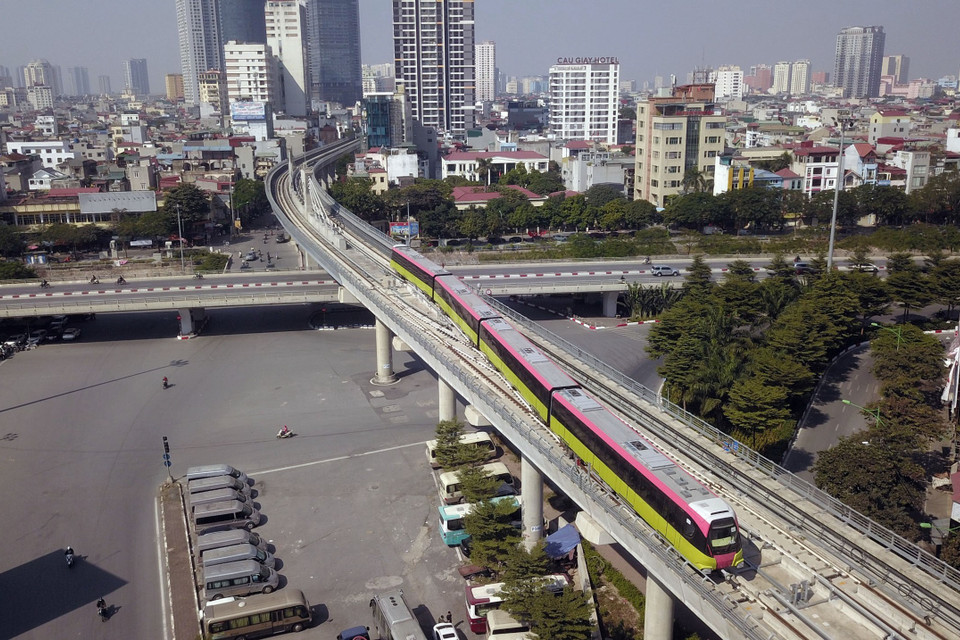 Đoàn tàu Nhổn-ga Hà Nội chạy qua nút giao thông ngã tư Cầu Giấy-Láng. (Ảnh: Huy Hùng/TTXVN)