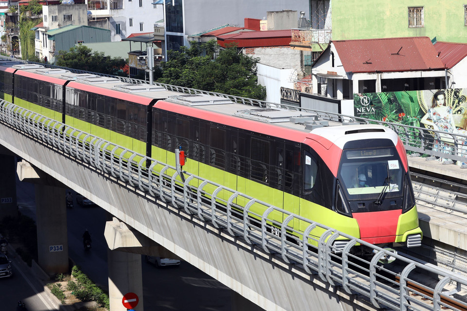 Khi đi vào vận hành chính thức, metro Nhổn-ga Hà Nội vận hành, tốc độ khai thác thương mại trung bình 35km/h. (Ảnh: Huy Hùng/TTXVN)