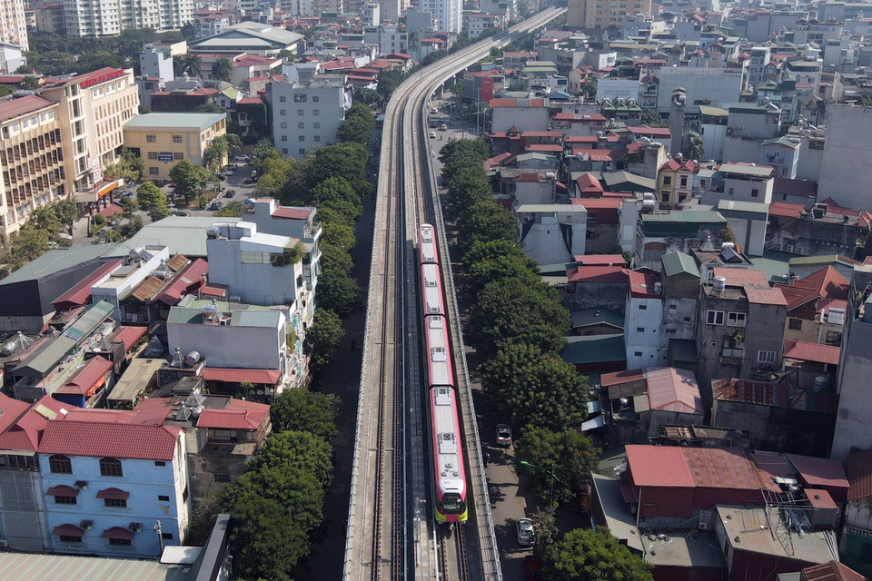 Đoàn tàu chạy trên tuyến đường Xuân Thủy. (Ảnh: Huy Hùng/TTXVN)