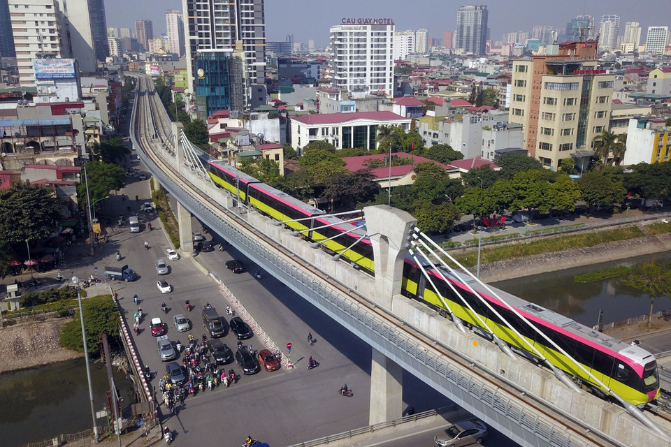 Đoàn tàu Nhổn-ga Hà Nội chạy qua nút giao thông ngã tư Cầu Giấy-Láng. (Ảnh: Huy Hùng/TTXVN)