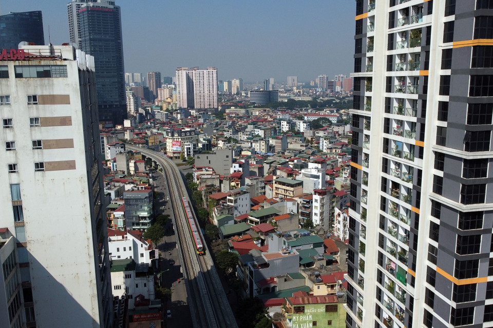 Đoàn tàu Nhổ-ga Hà Nội chạy thử trên tuyến. (Ảnh: Huy Hùng/TTXVN)