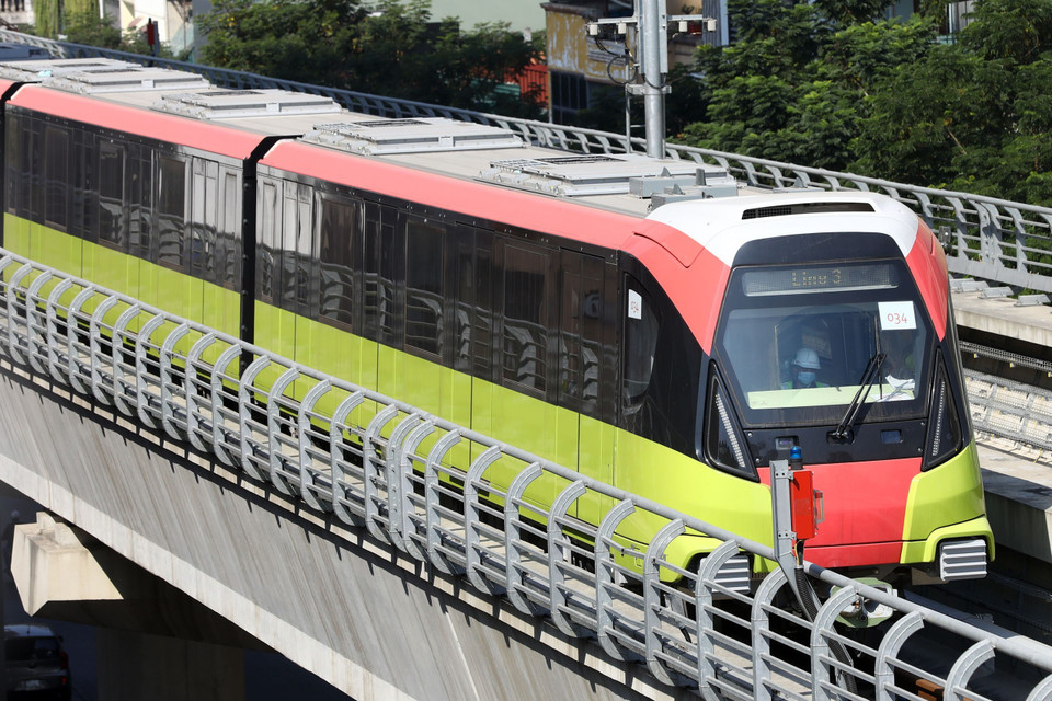 Việc chạy thử là để kiểm tra hoạt động của đoàn tàu, tính đồng bộ giữa hệ thống thông tin, tín hiệu của tàu và hệ thống điều khiển. (Ảnh: Huy Hùng/TTXVN)