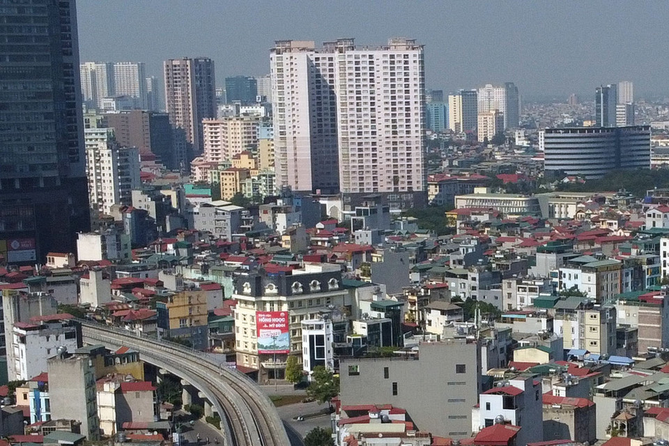 Đoàn tàu chạy trên đường Cầu Giấy. (Ảnh: Huy Hùng/TTXVN)