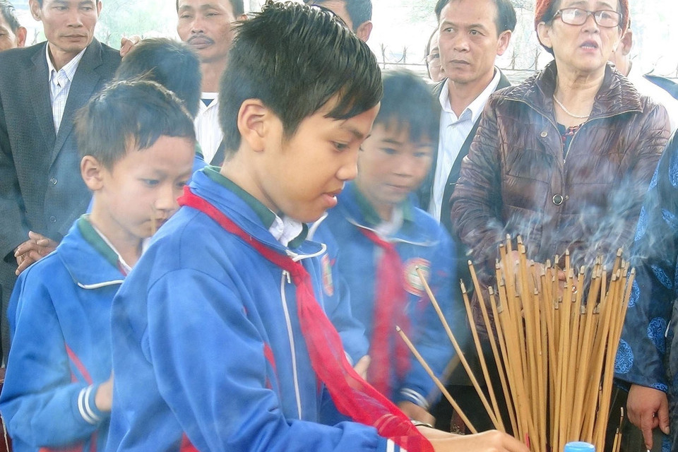 Thế hệ trẻ tỉnh Quảng Bình dâng hương tri ân 64 liệt sỹ đã hy sinh trong trận Gạc Ma. (Ảnh: Đức Thọ/TTXVN)