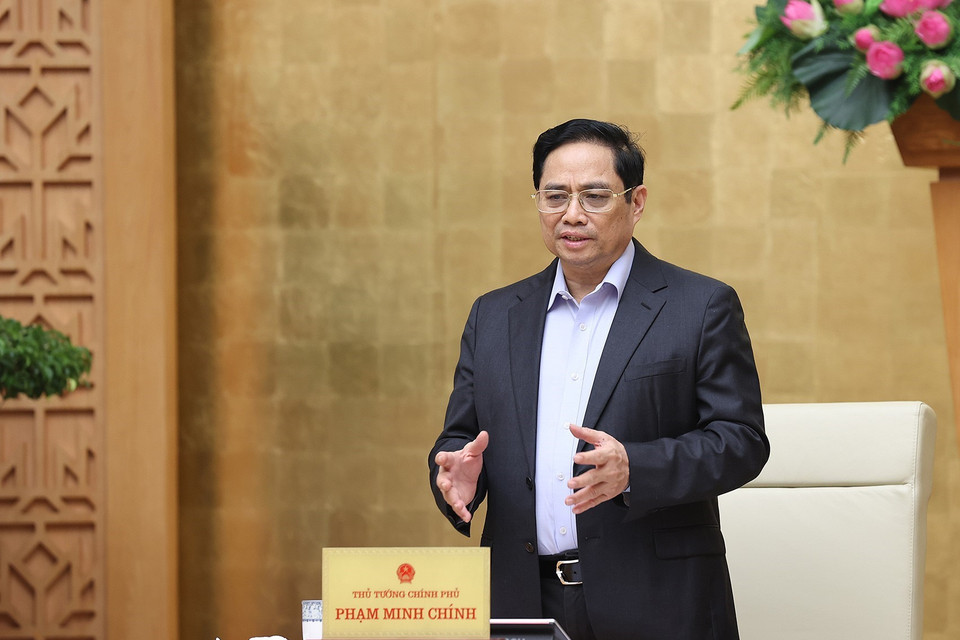 Thủ tướng Phạm Minh Chính nêu rõ cuộc họp được tổ chức nhằm tìm nguyên nhân, biện pháp cụ thể, thực chất, quyết liệt xử lý, ngăn chặn lây nhiễm COVID-19 trong cộng đồng, giảm ca chuyển nặng, tử vong. (Ảnh: Dương Giang/TTXVN)