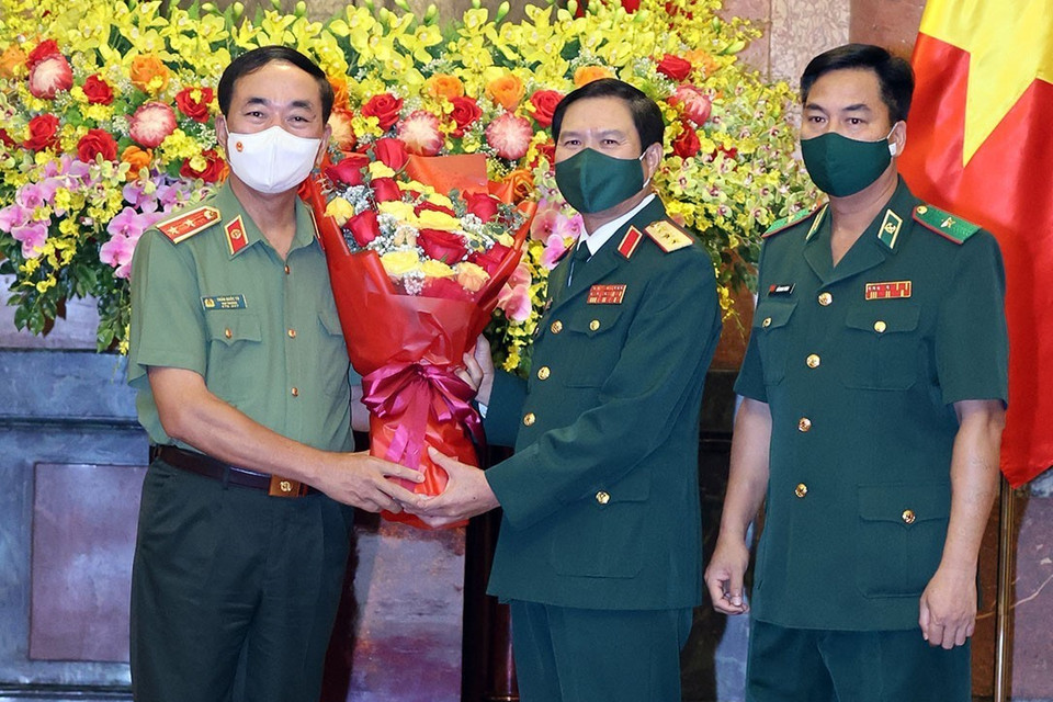 Trung tướng Trần Quốc Tỏ, Uỷ viên Ban chấp hành Trung ương Đảng, Thứ trưởng Bộ Công an tặng hoa chúc mừng Thượng tướng Nguyễn Tân Cương. (Ảnh: Thống Nhất/TTXVN)