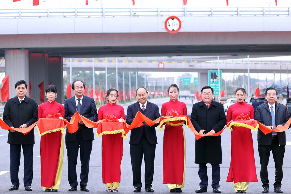Thủ tướng Nguyễn Xuân Phúc cùng lãnh đạo Thành phố Hà Nội, Văn phòng Chính phủ, Bộ Giao thông vận tải cắt băng khánh thành công trình. (Ảnh: Thống Nhất/TTXVN)