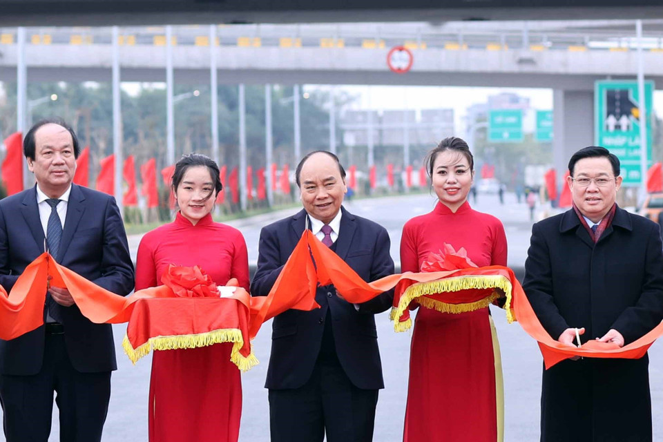 Thủ tướng Nguyễn Xuân Phúc, Bí thư Thành ủy Hà Nội Vương Đình Huệ và Bộ trưởng, Chủ nhiệm Văn phòng Chính phủ Mai Tiến Dũng cắt băng khánh thành công trình. (Ảnh: Thống Nhất/TTXVN)