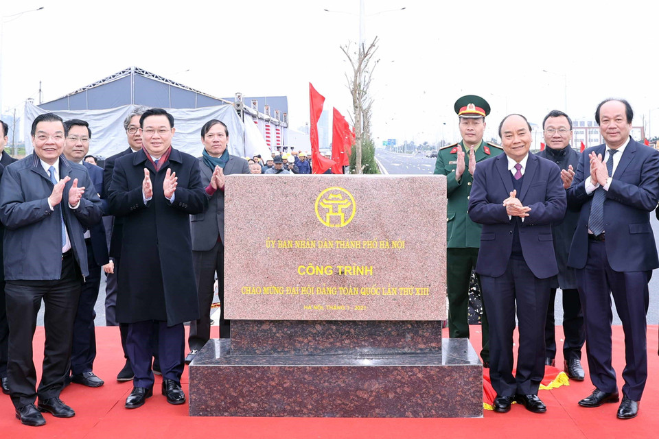 Thủ tướng Nguyễn Xuân Phúc và lãnh đạo Thành phố Hà Nội thực hiện nghi thức gắn biển "Công trình chào mừng Đại hội Đảng toàn quốc lần thứ XIII". (Ảnh: Thống Nhất/TTXVN)