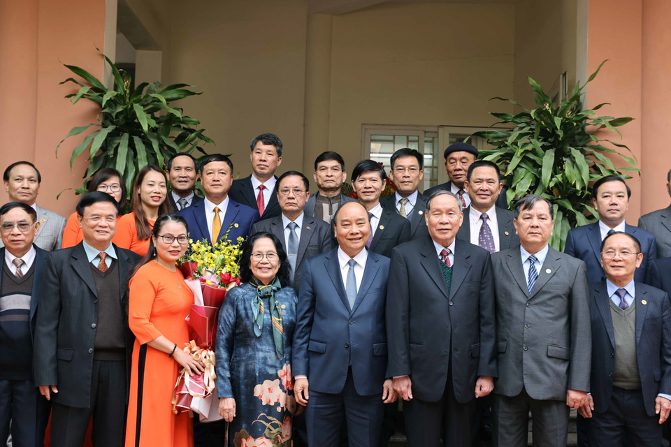 Thủ tướng Nguyễn Xuân Phúc với các lãnh đạo và cán bộ Hội nạn nhân chất độc da cam/dioxin Việt Nam. (Ảnh: Thống Nhất/TTXVN)