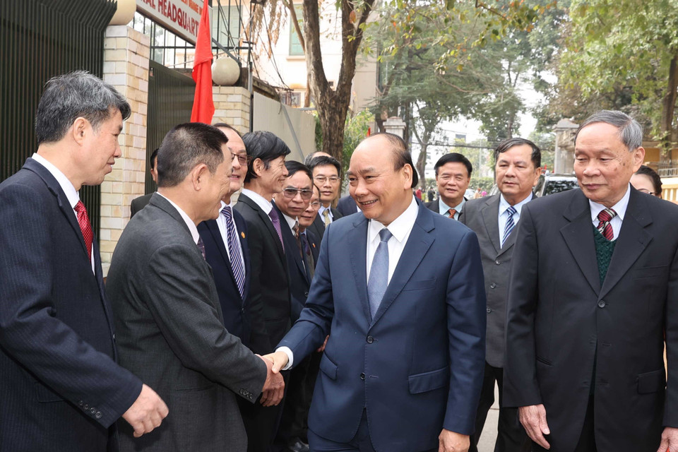 Thủ tướng Nguyễn Xuân Phúc với các lãnh đạo, cán bộ Hội nạn nhân chất độc da cam/dioxin Việt Nam. (Ảnh: Thống Nhất/TTXVN)