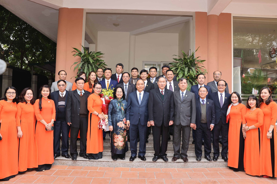 Thủ tướng Nguyễn Xuân Phúc với các lãnh đạo, cán bộ Hội nạn nhân chất độc da cam/dioxin Việt Nam. (Ảnh: Thống Nhất/TTXVN)