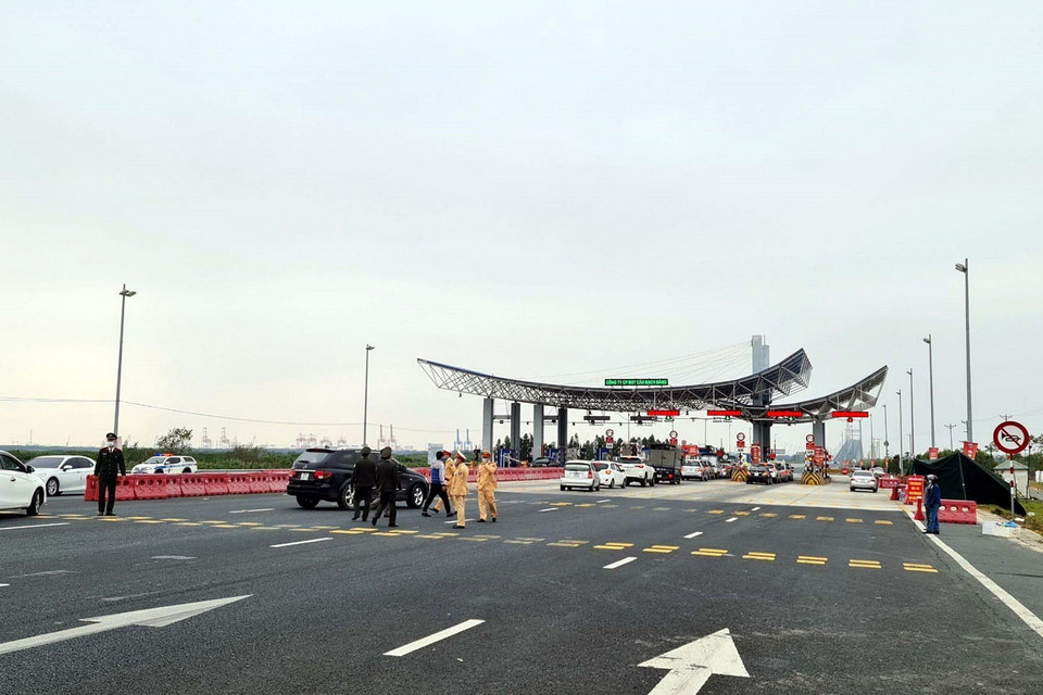 Lực lượng chức năng làm nhiệm vụ hướng dẫn, phân luồng giao thông, khai báo y tế tại chốt trạm cầu Bạch Đằng, thị xã Quảng Yên. (Ảnh: TTXVN)