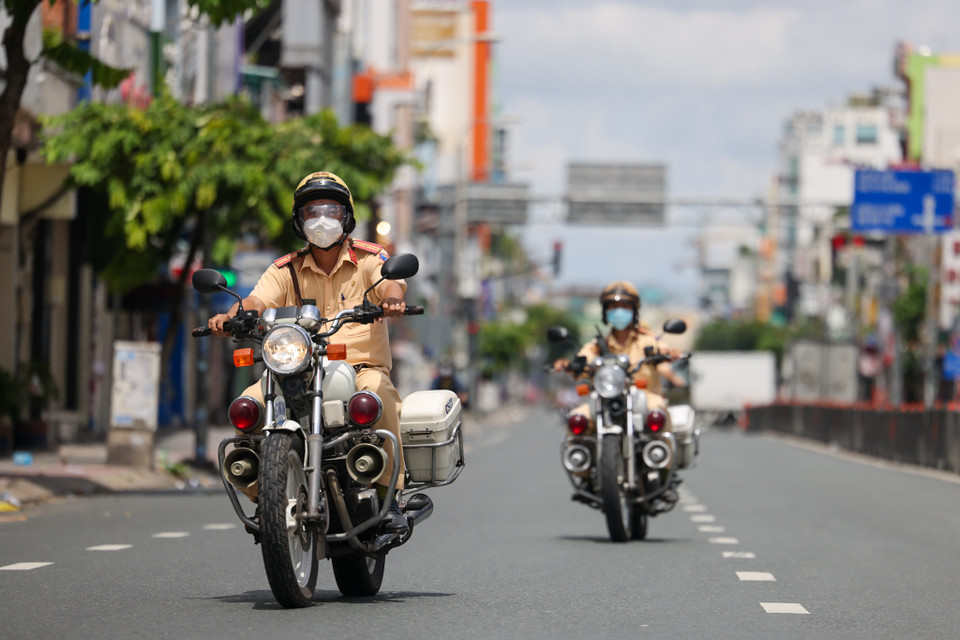 Lực lượng công an TP HCM chủ trì điều hành hoạt động tại chốt, trạm, tổ tuần tra và kiểm soát việc chấp hành quy định giãn cách xã hội. (Ảnh: Ngô Trần Hải An/Vietnam+)