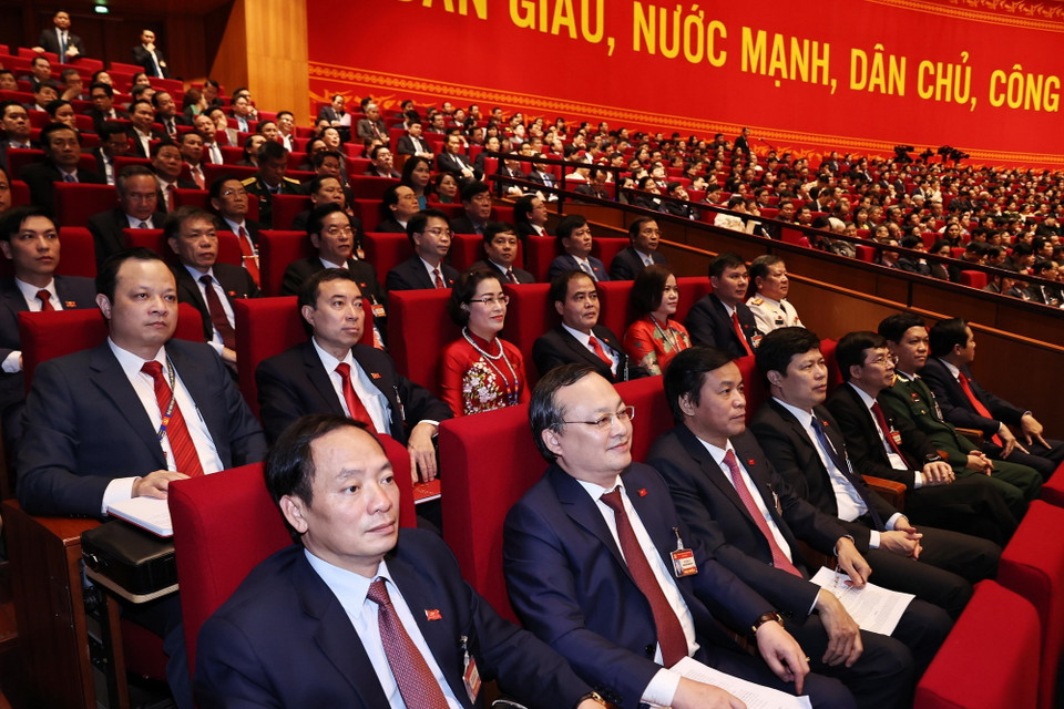 Các đại biểu Đảng bộ tỉnh Hưng Yên tham dự ngày làm việc chính thức thứ hai Đại hội XIII của Đảng. (Ảnh: TTXVN)