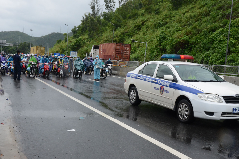 Cảnh sát giao thông thành phố Đà Nẵng tổ chức dẫn đường cho các đoàn xe máy để đảm bảo an toàn khi đi qua địa phận thành phố. (Ảnh: Quốc Dũng/TTXVN)