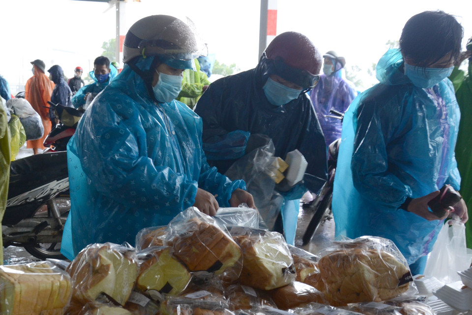 Người về quê có thể thoải mái lấy đồ ăn, nước uống, nhu yếu phẩm miễn phí theo nhu cầu của từng người. (Ảnh: Quốc Dũng/TTXVN)