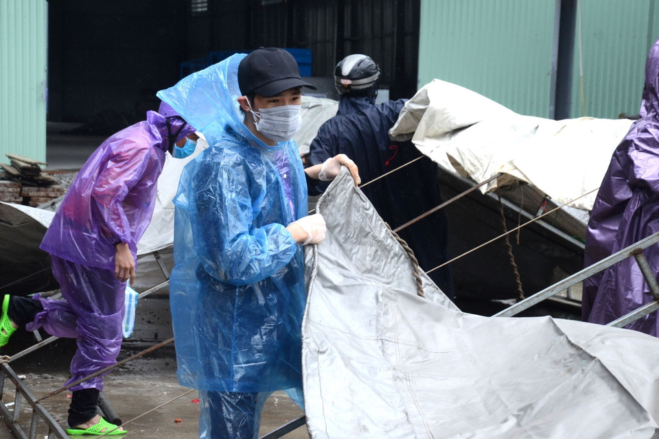 Tình nguyện viên dựng các lán trại lớn để làm chỗ trú mưa cho bà con đi đường. (Ảnh: Quốc Dũng/TTXVN)