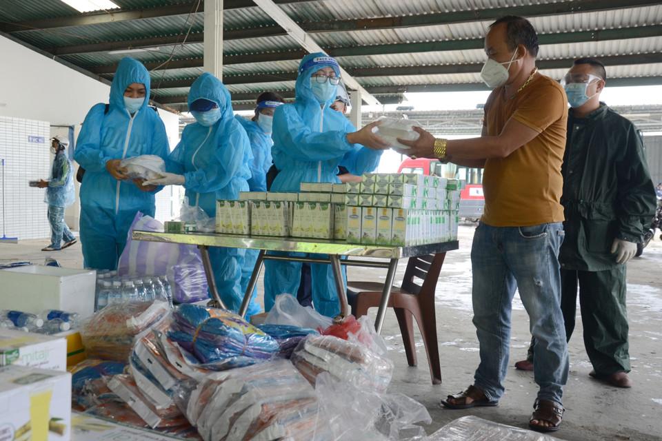 Rất nhiều đồ ăn, nước, sữa, áo mưa, khăn mặt... đều được phát miễn phí để cung cấp cho những người có nhu cầu. (Ảnh: Quốc Dũng/TTXVN)