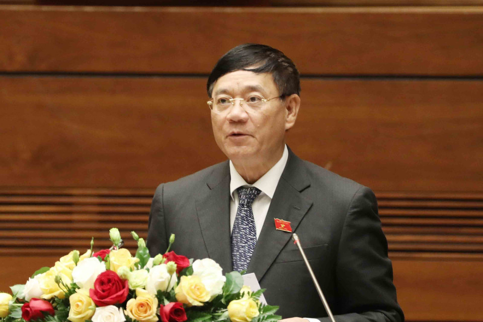 Trưởng Ban công tác đại biểu của Quốc hội Trần Văn Tuý trình bày Nghị quyết về việc miễn nhiệm một số Phó Chủ tịch Quốc hội. (Ảnh: Phương Hoa/TTXVN)