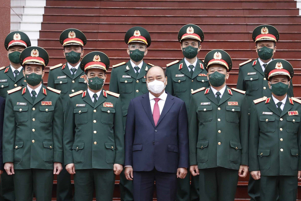 Hình ảnh Chủ tịch nước Nguyễn Xuân Phúc chụp ảnh chung với lãnh đạo Học viện Quốc phòng. (Ảnh: Thống Nhất/TTXVN)