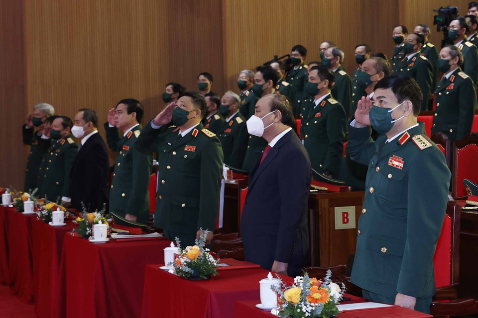 Chủ tịch nước Nguyễn Xuân Phúc và các đại biểu thực hiện nghi lễ chào cờ. (Ảnh: Thống Nhất/TTXVN)