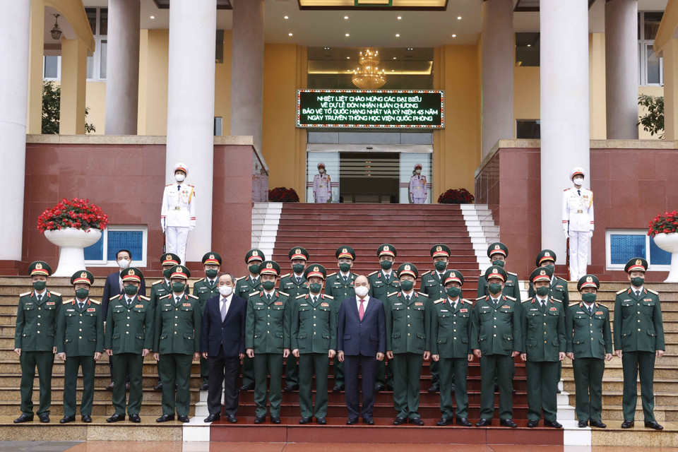Chủ tịch nước Nguyễn Xuân Phúc chụp ảnh chung với lãnh đạo Học viện Quốc phòng. (Ảnh: Thống Nhất/TTXVN)