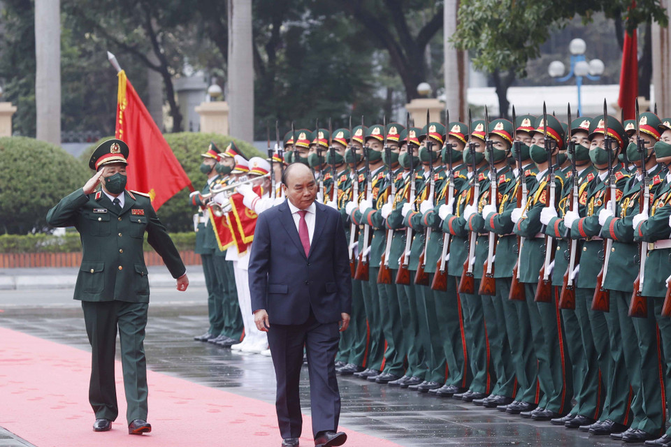 Chủ tịch nước Nguyễn Xuân Phúc duyệt đội danh dự. (Ảnh: Thống Nhất/TTXVN)