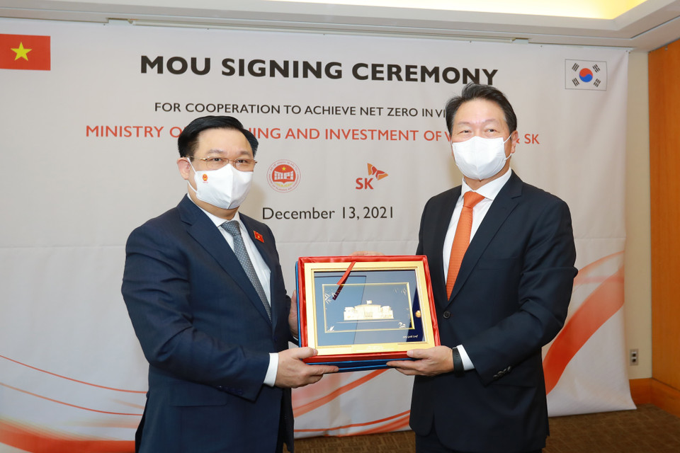 Chủ tịch Quốc hội Vương Đình Huệ trao tặng quà lưu niệm cho Chủ tịch Tập đoàn SK Chey Tae-won. (Ảnh: Anh Nguyên/TTXVN)