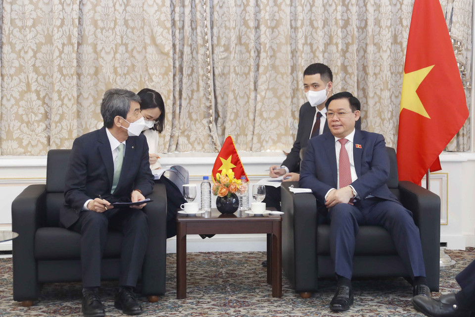 Hình ảnh Chủ tịch Quốc hội Vương Đình Huệ tiếp ông Lee Dong Gull, Chủ tịch kiêm Tổng Giám đốc Ngân hàng Phát triển Hàn Quốc (KDP). (Ảnh: Doãn Tấn/TTXVN)