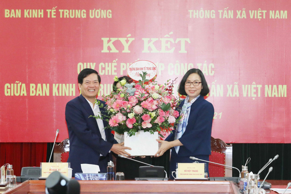 Ông Đỗ Ngọc An, Phó Trưởng Ban Kinh tế Trung ương tặng hoa chúc mừng bà Vũ Việt Trang, Bí thư Đảng ủy, Tổng Giám đốc Thông tấn xã Việt Nam. (Ảnh: Phương Hoa/TTXVN)