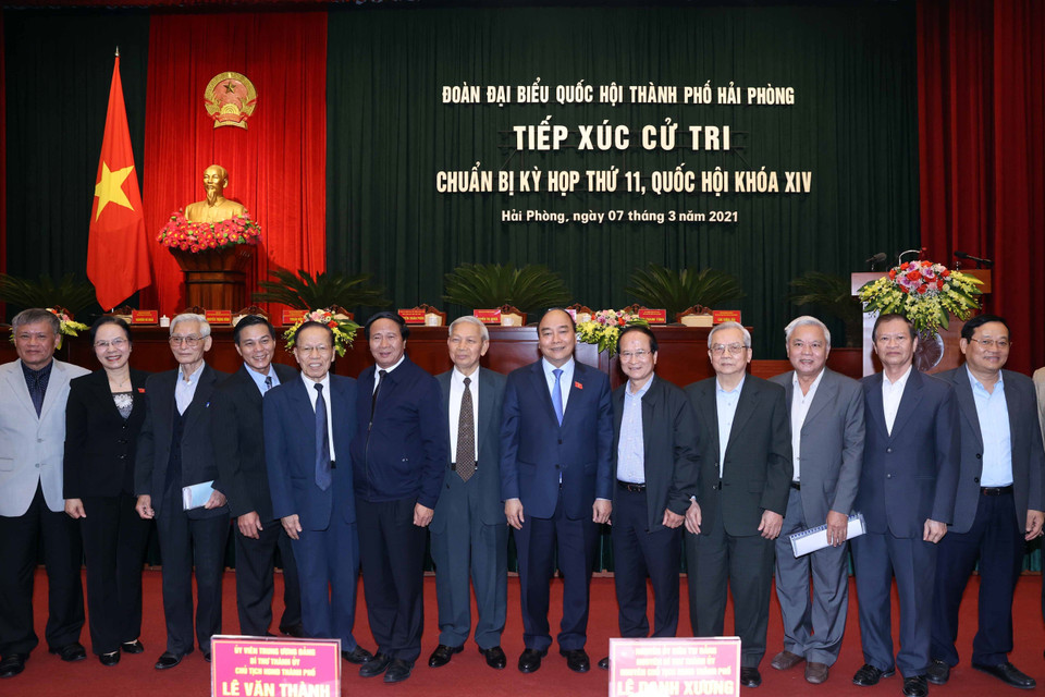 Thủ tướng Nguyễn Xuân Phúc và các đại biểu tại buổi tiếp xúc. (Ảnh: Thống Nhất/TTXVN)