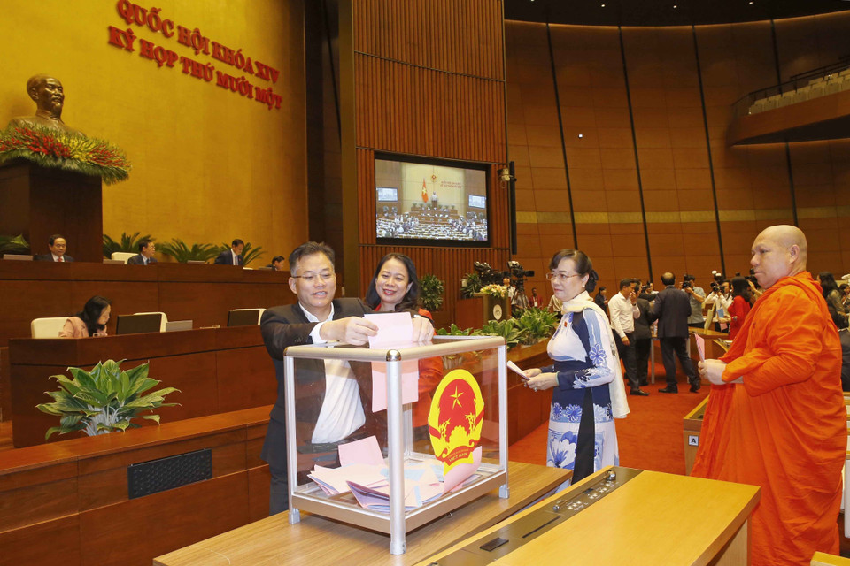 Đại biểu Quốc hội bỏ phiếu phê chuẩn đề nghị việc bổ nhiệm một số Phó Thủ tướng Chính phủ, một số Bộ trưởng và thành viên khác của Chính phủ. (Ảnh: Doãn Tấn/TTXVN)