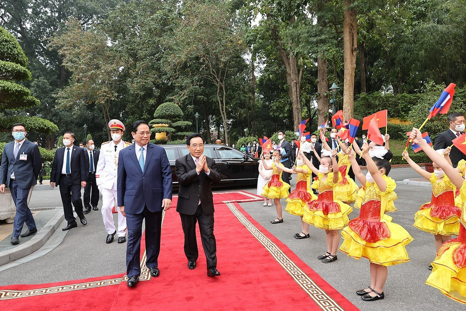 Thủ tướng Phạm Minh Chính đón Thủ tướng Lào Phankham Viphavanh. (Ảnh: Dương Giang/TXVN)