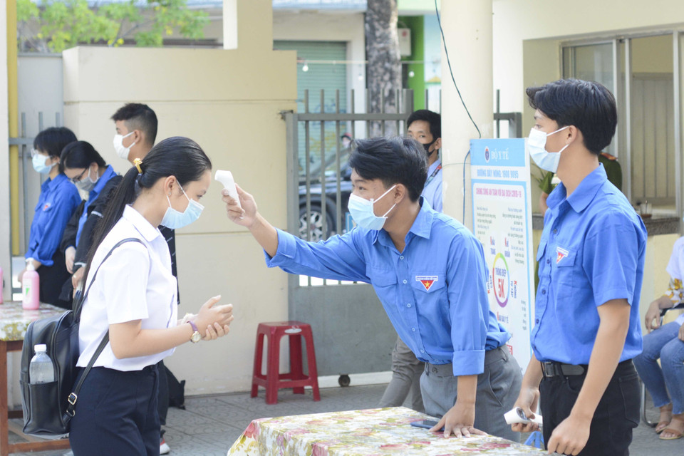 Tại điểm trường THPT Trần Phú (quận Hải Châu, thành phố Đà Nẵng) việc đo thân nhiệt, rửa tay sát khuẩn thực hiện kỹ càng. (Ảnh: Văn Dũng/TTXVN)