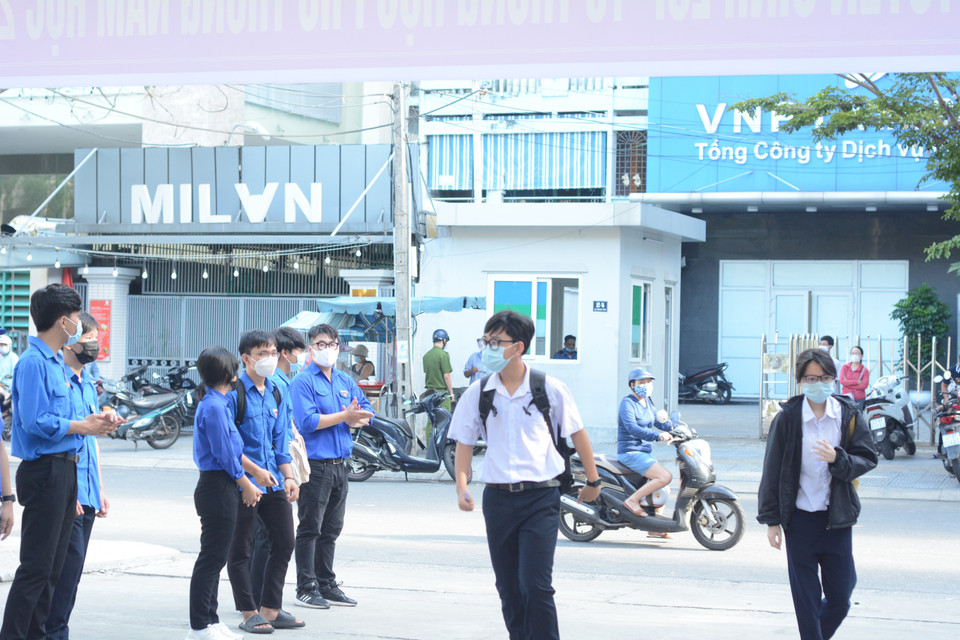 Thí sinh vào dự thi. (Ảnh: Văn Dũng/TTXVN)