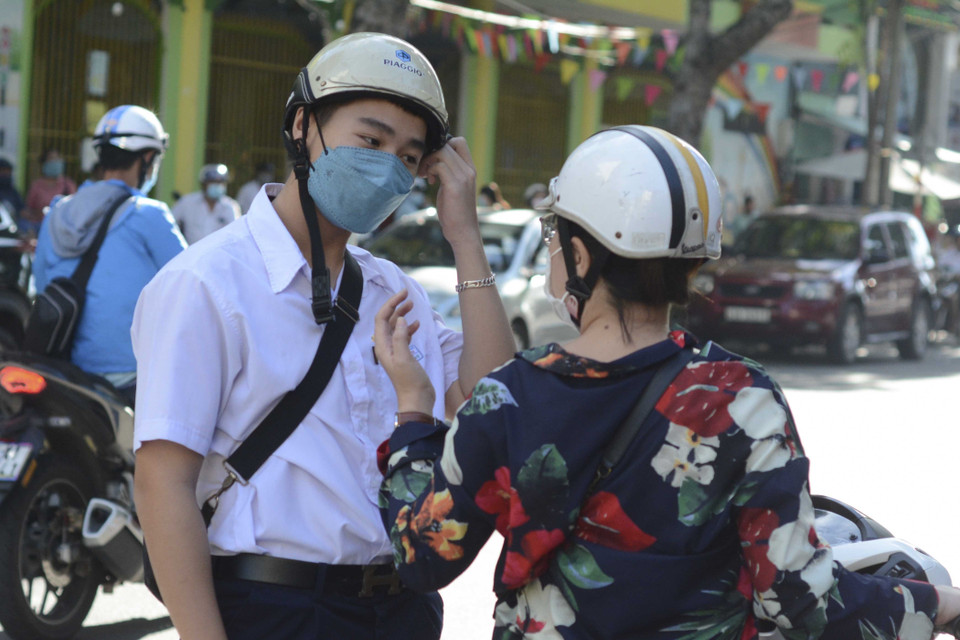 Thí sinh được phụ huynh chở đến cổng trường trong buổi thi đầu tiên của Kỳ thi tuyển sinh lớp 10. (Ảnh: Văn Dũng/TTXVN)