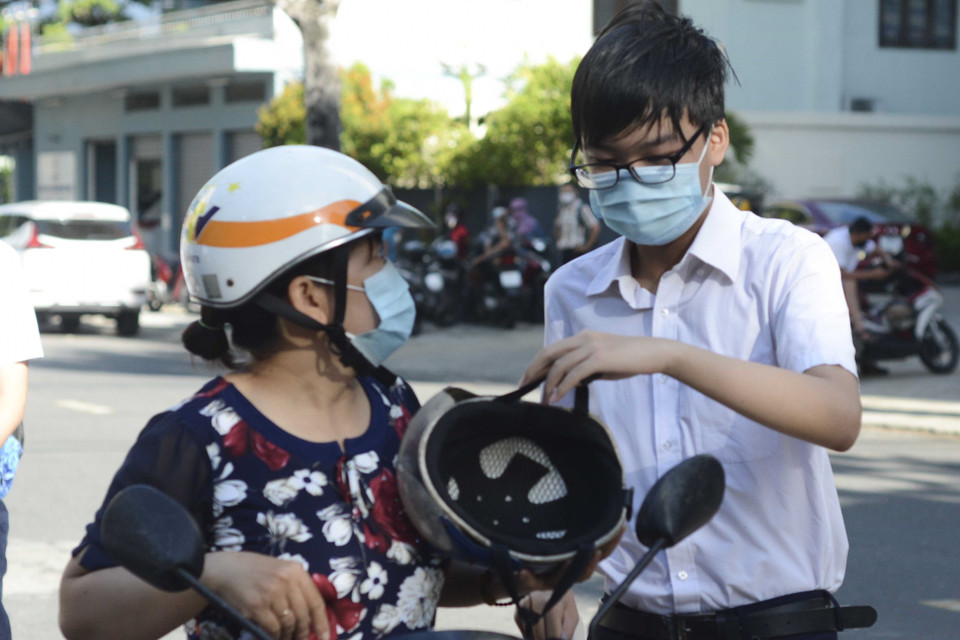 Thí sinh được phụ huynh chở đến cổng trường trong buổi thi đầu tiên của Kỳ thi tuyển sinh lớp 10. (Ảnh: Văn Dũng/TTXVN)