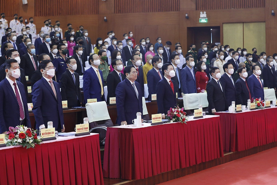 Hình ảnh Thủ tướng Phạm Minh Chính và Thường trực Ban Bí thư Võ Văn Thưởng cùng các đại biểu thực hiện nghi lễ chào cờ Tổ quốc. (Ảnh: Dương Giang/TTXVN)