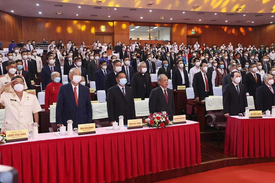 Các đại biểu thực hiện nghi lễ chào cờ Tổ quốc. (Ảnh: Dương Giang/TTXVN)