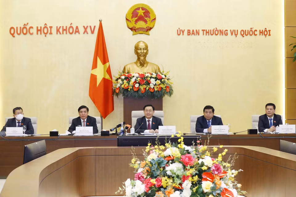 Chủ tịch Quốc hội Vương Đình Huệ chủ trì buổi làm việc tại đầu cầu Hà Nội. (Ảnh: Doãn Tấn/TTXVN)