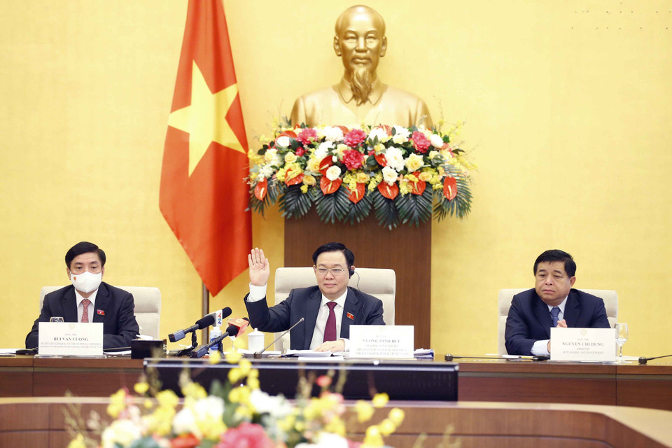 Chủ tịch Quốc hội Vương Đình Huệ chào đại biểu. (Ảnh: Doãn Tấn/TTXVN)