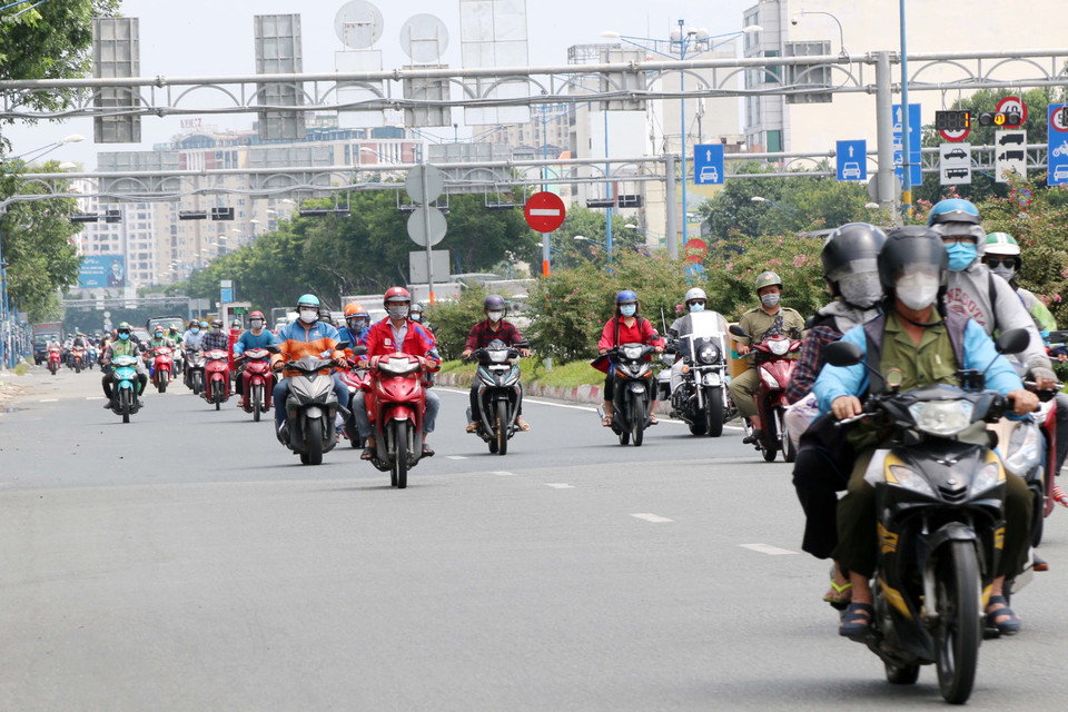 Rất nhiều phương tiện lưu thông trên đường Trường Chinh sáng 18/8/2021. (Ảnh: Xuân Tình/TTXVN)